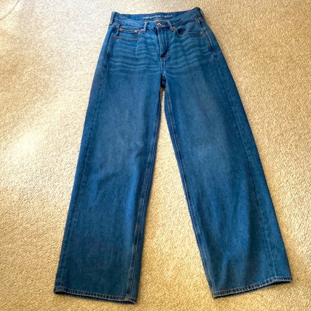 American Eagle wide leg jeans. Medium wash.